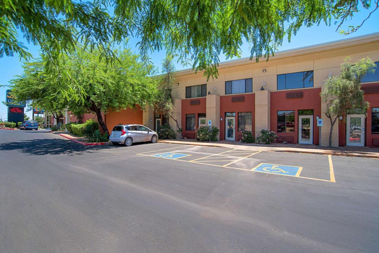 Quality Inn & Suites Phoenix Nw - Sun City Youngtown Exteriör bild