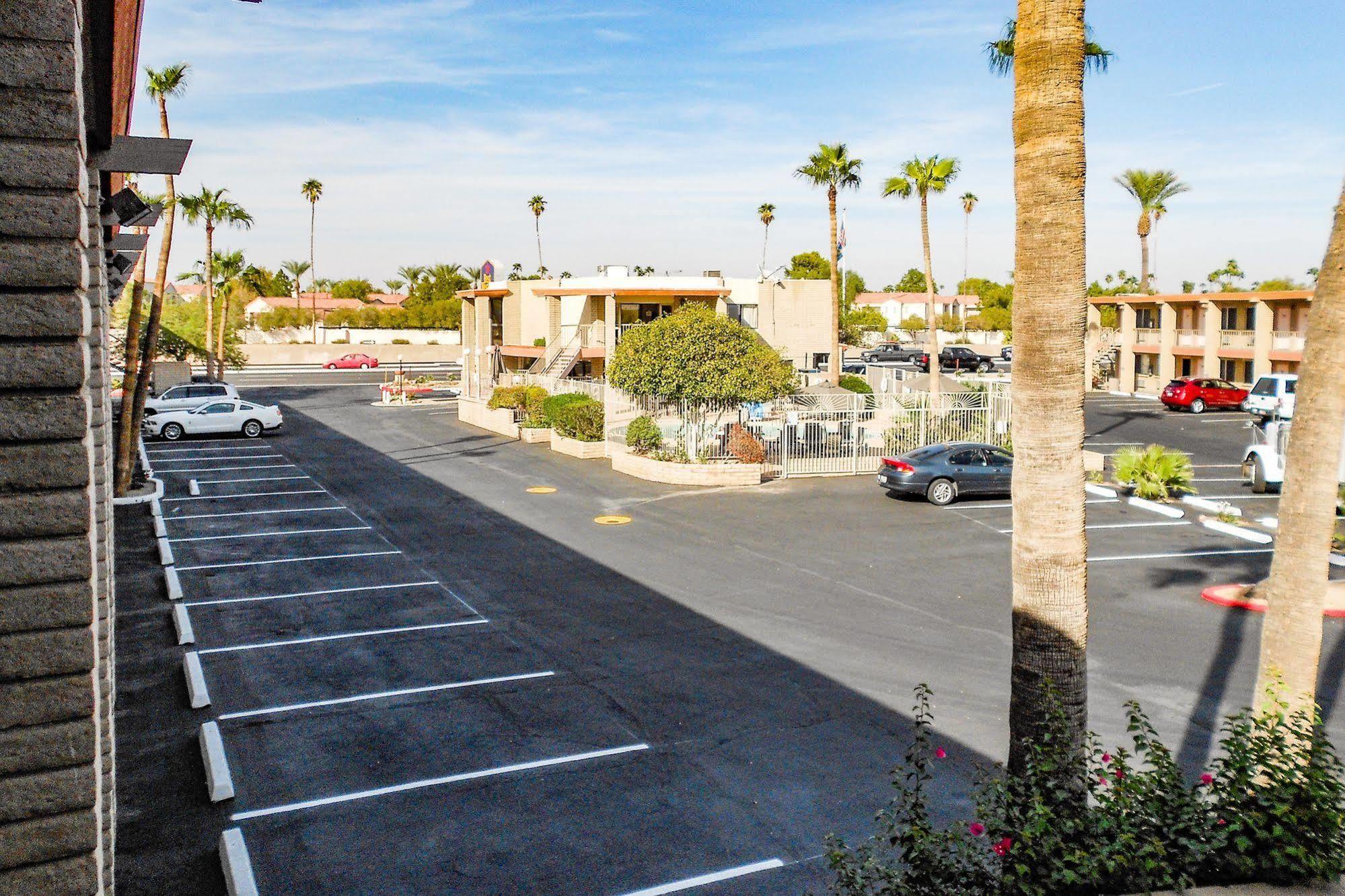 Quality Inn & Suites Phoenix Nw - Sun City Youngtown Exteriör bild