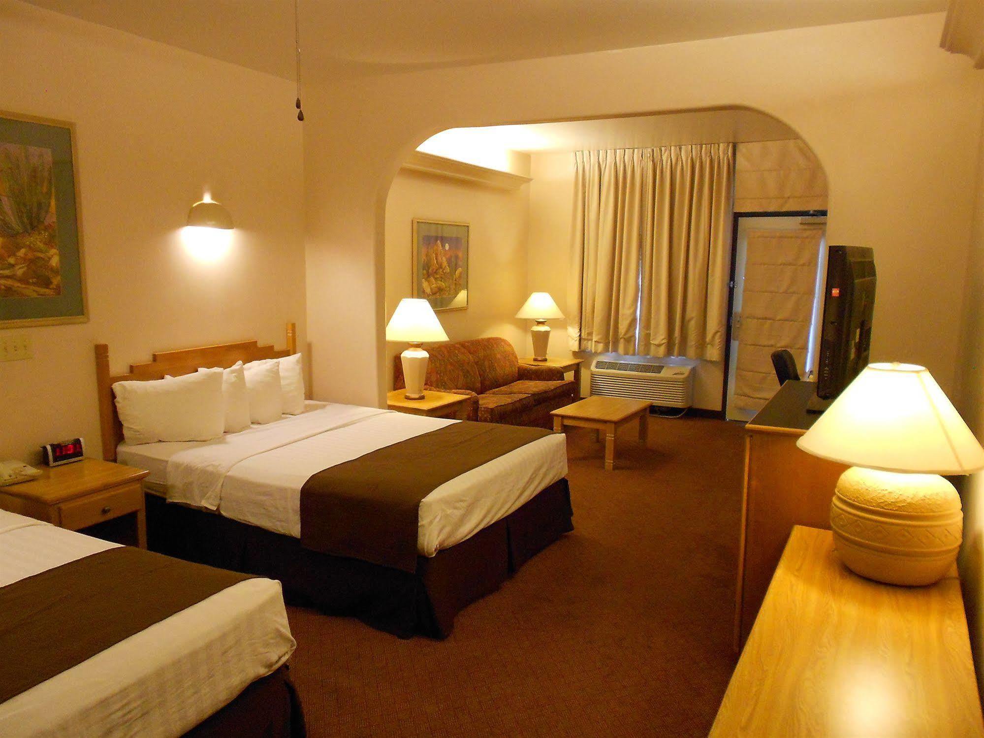 Quality Inn & Suites Phoenix Nw - Sun City Youngtown Exteriör bild