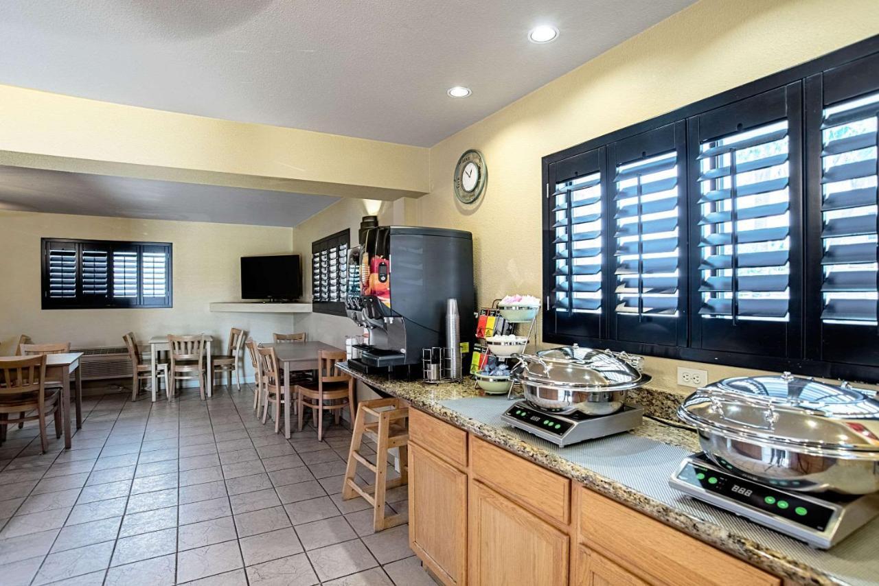 Quality Inn & Suites Phoenix Nw - Sun City Youngtown Exteriör bild