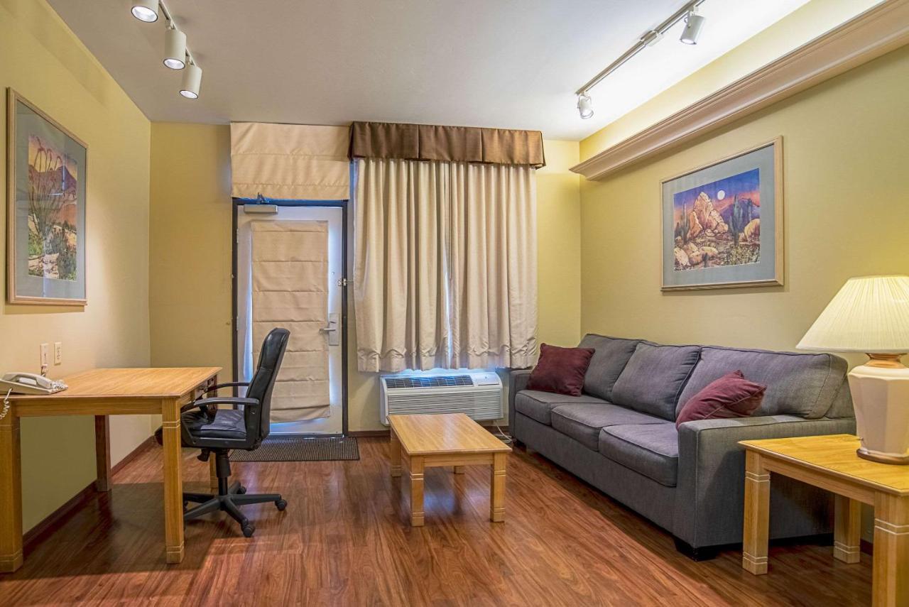 Quality Inn & Suites Phoenix Nw - Sun City Youngtown Exteriör bild