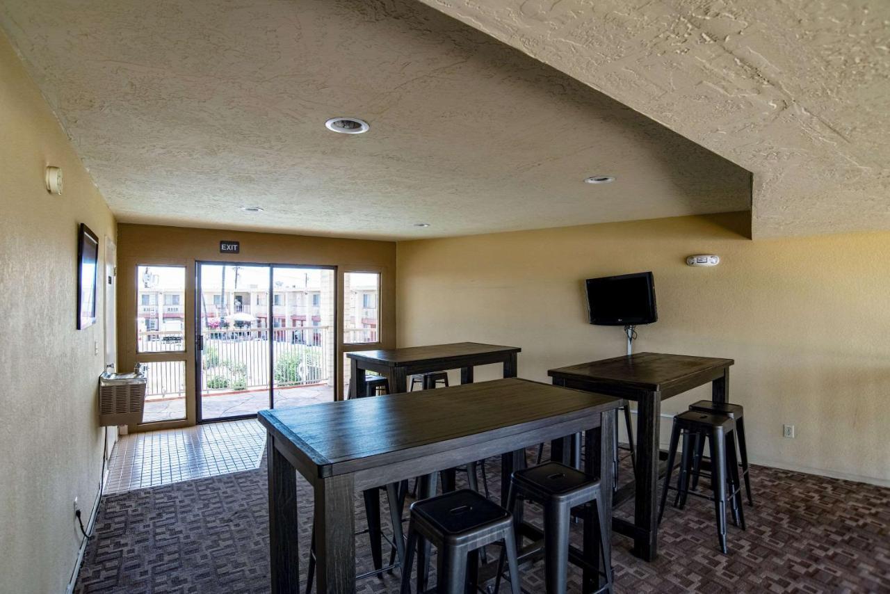 Quality Inn & Suites Phoenix Nw - Sun City Youngtown Exteriör bild