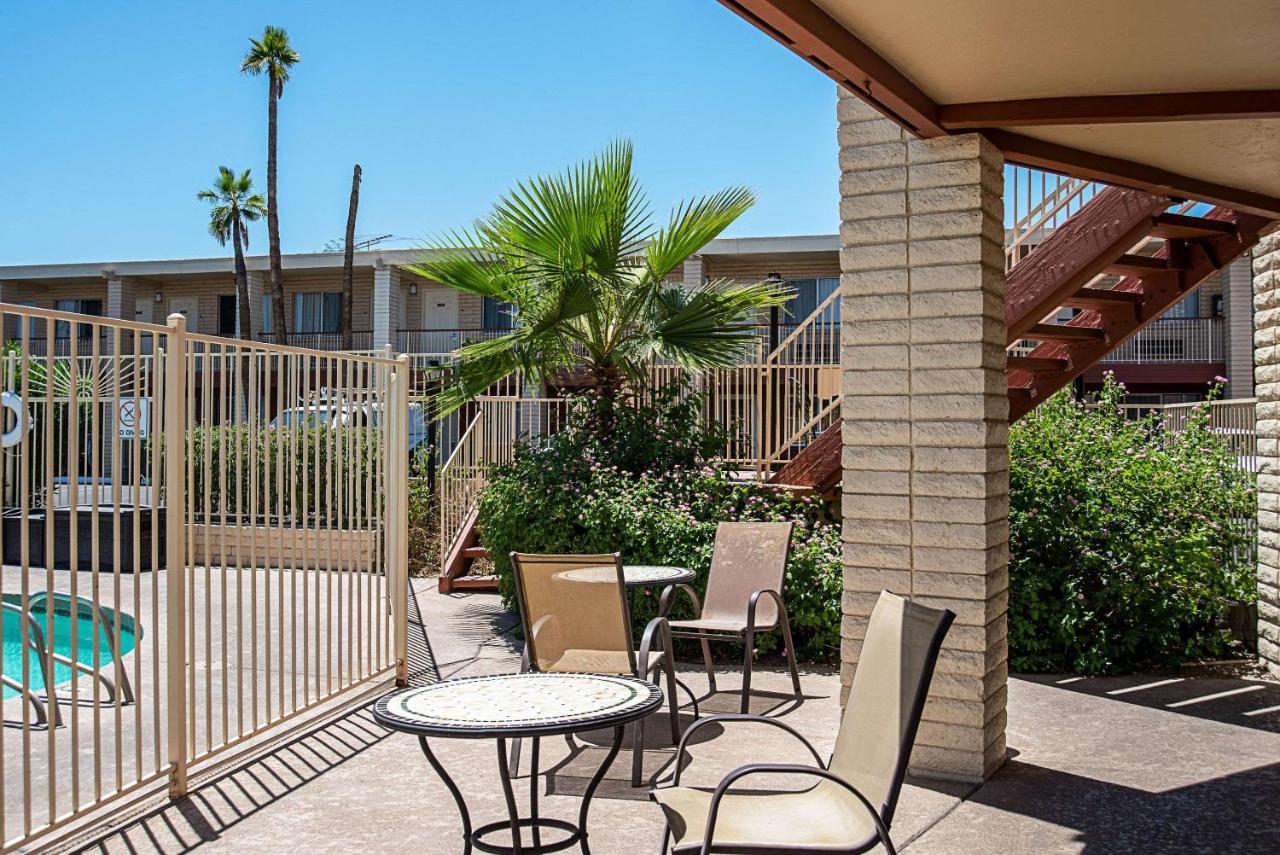 Quality Inn & Suites Phoenix Nw - Sun City Youngtown Exteriör bild