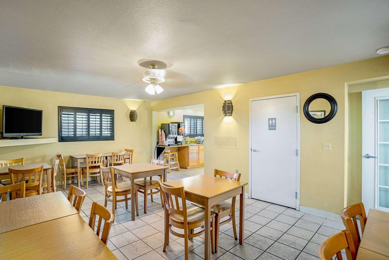 Quality Inn & Suites Phoenix Nw - Sun City Youngtown Exteriör bild