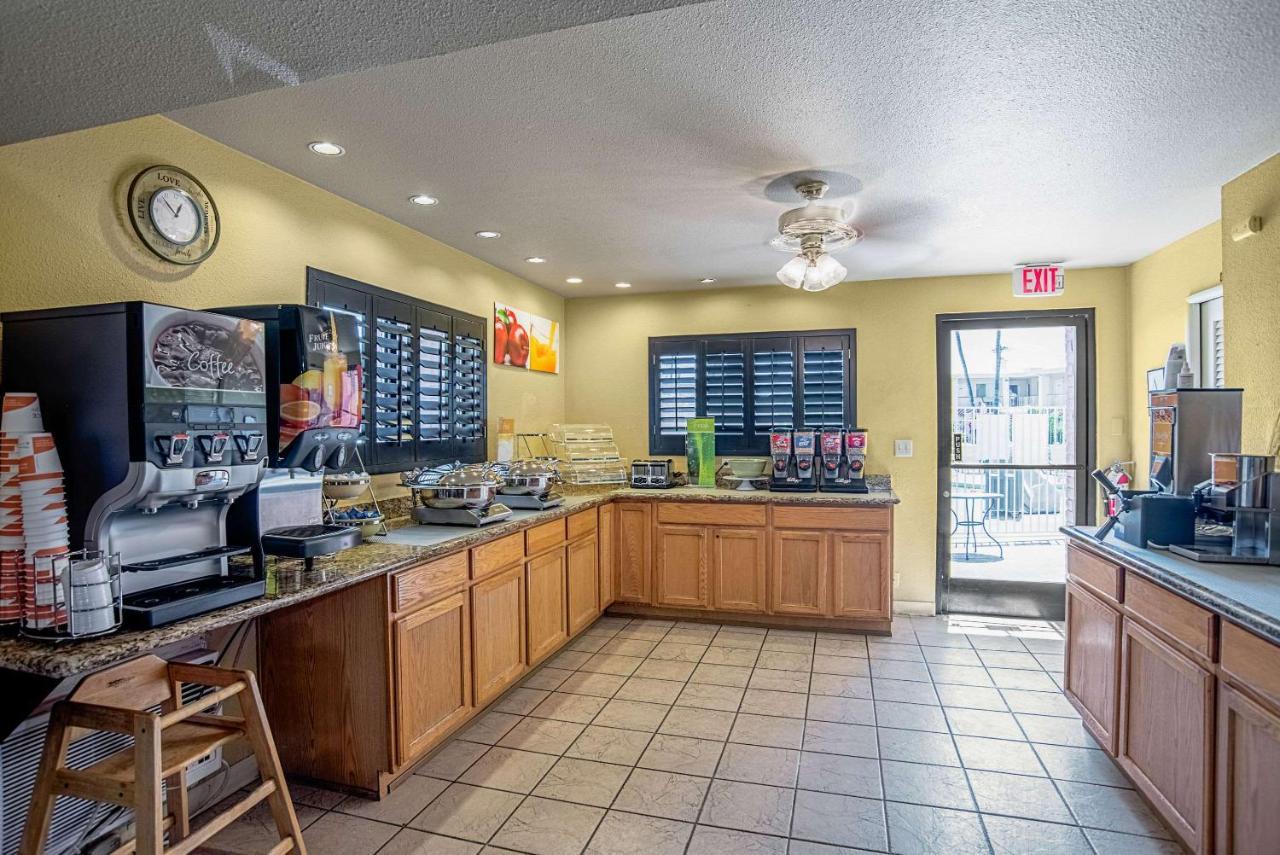 Quality Inn & Suites Phoenix Nw - Sun City Youngtown Exteriör bild
